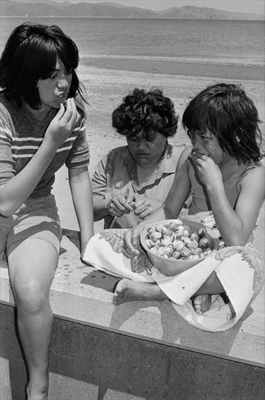 Eating cockles