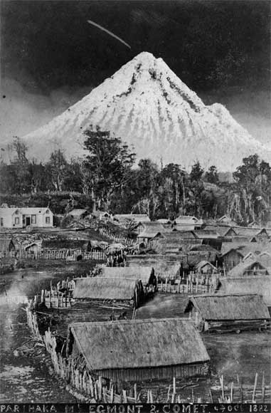 A comet above Mt Egmont and Parihaka