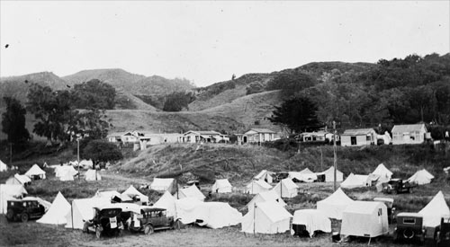 Tents and houses, Waihī Beach