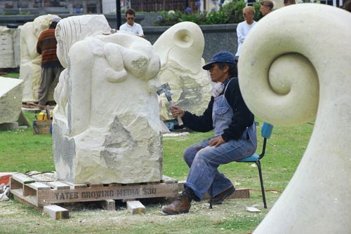 Carving Ōamaru stone