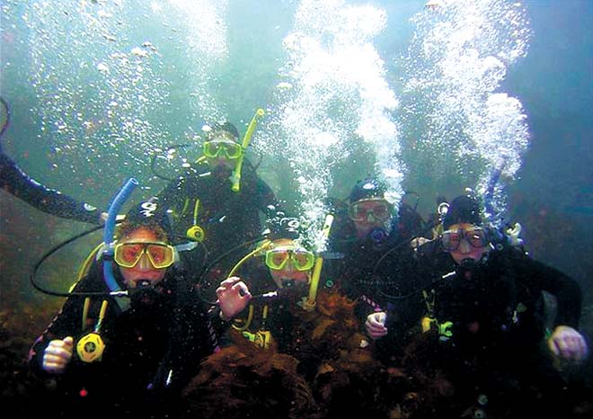 A snorkel scuba race 