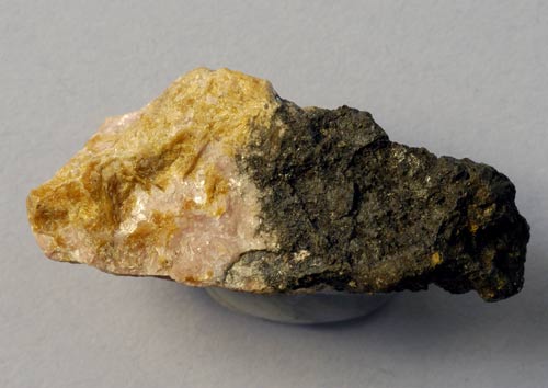 Specimen containing akatoreite 