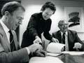 Signing the first contract of a state services chief executive, 1988
