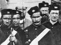 Imperial regiments and colonial forces with Māori prisoners, Whanganui, 1867