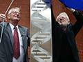 Alan MacDiarmid unveils the Maurice Wilkins sculpture, 2003